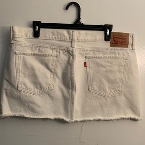 Levi’s • Size 32” • White Denim Skirt